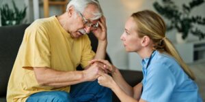 Confusion chez une personne âgée après une hospitalisation quand faut-il réévaluer le maintien à domicile 